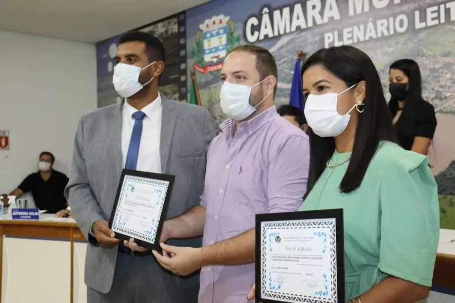 William homenageando o gerente Leonardo Balan e a gestora ambiental Letícia Valdez