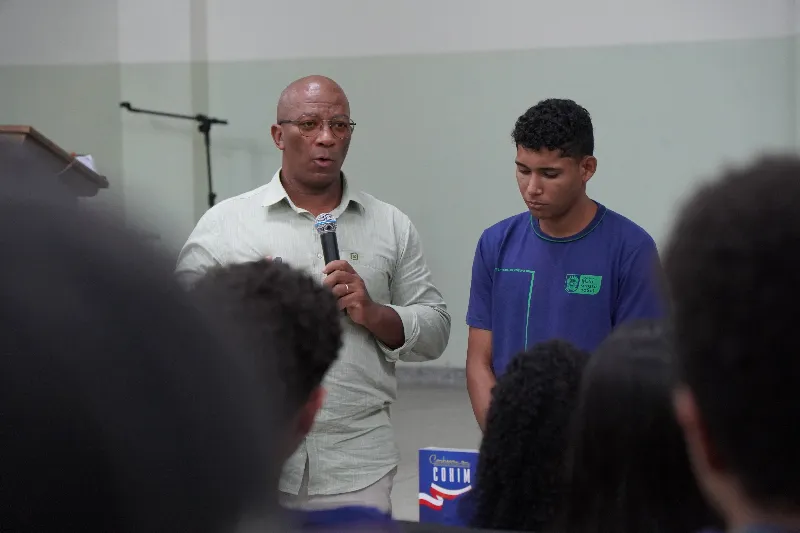 Professor Cleberson palestrando sobre o projeto